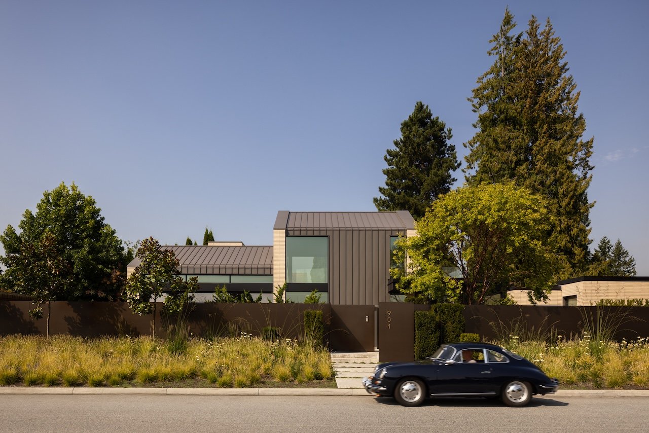 Sınırları Bulanıklaştıran Ev: Kuzey Vancouver'da Mimari ve Peyzaj Dansı