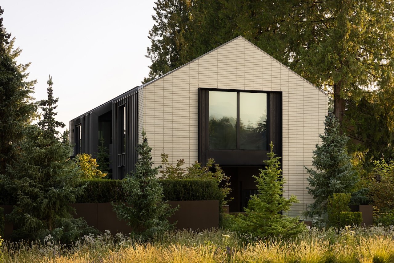 Sınırları Bulanıklaştıran Ev: Kuzey Vancouver'da Mimari ve Peyzaj Dansı