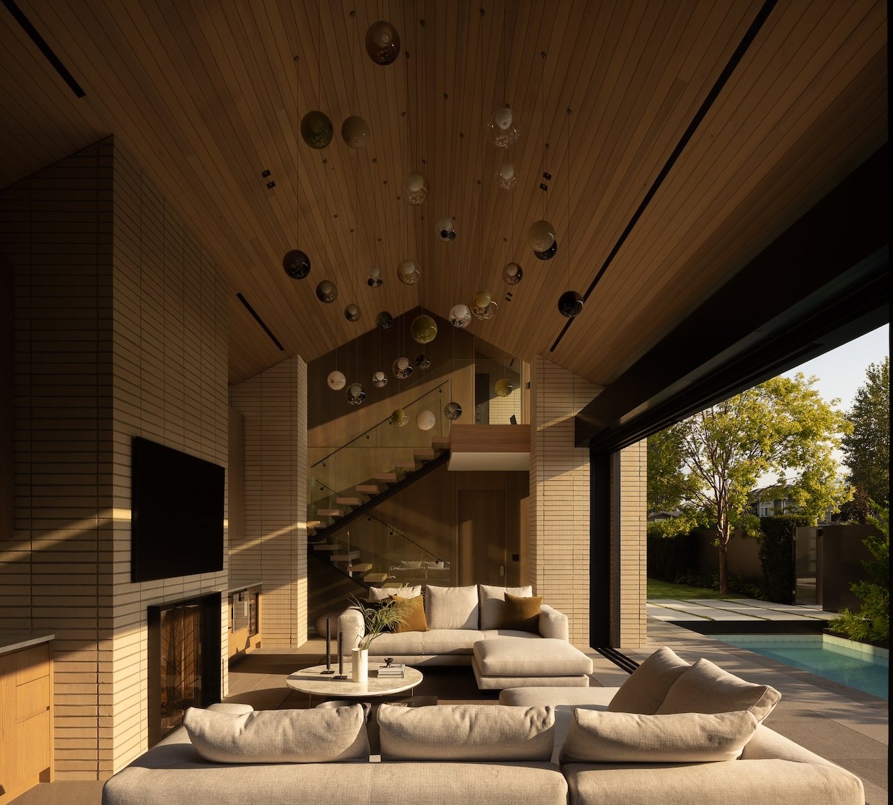 Kuzey Vancouver’da Peyzajla Bütünleşen Ev: Mimari Sınırları Aşan Tasarım