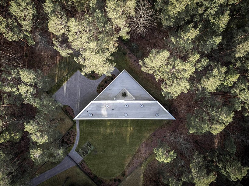 KWK Promes: Vilnius&rsquo;ta Bahçeyle Bütünleşen Üçgen Trim Evi