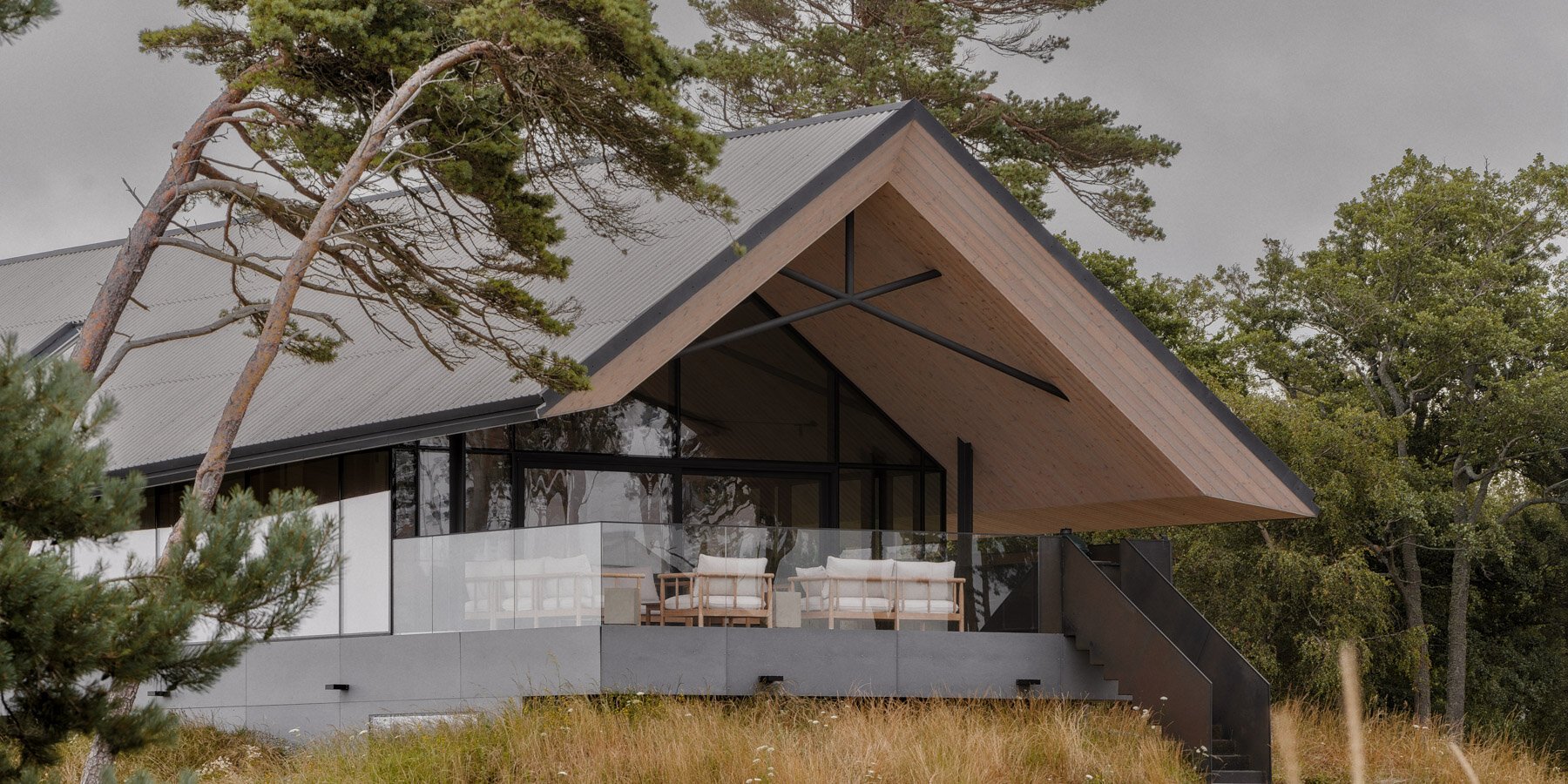 Letonya'da Sovyet Sığınakları: Çim Kaplı Bir Aile Evi Yükseliyor