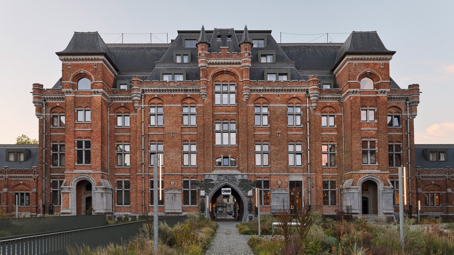 Daniel Arsham'ın Studio Masası: CALIPER'dan Sanata Özel Hassas Tasarım