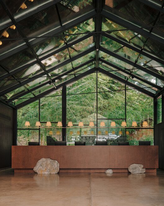 Lopota Resepsiyonu: Cam, Doğa ve Belleğin İzinde Bir Mimari Hikaye