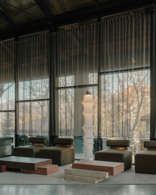 Lopota Resepsiyonu: Cam, Doğa ve Belleğin İzinde Bir Mimari Hikaye