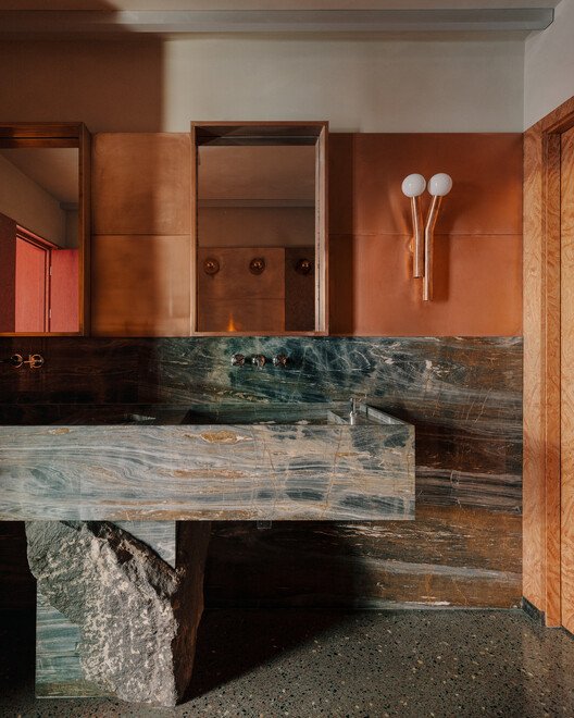 Lopota Resepsiyonu: Cam, Doğa ve Belleğin İzinde Bir Mimari Hikaye