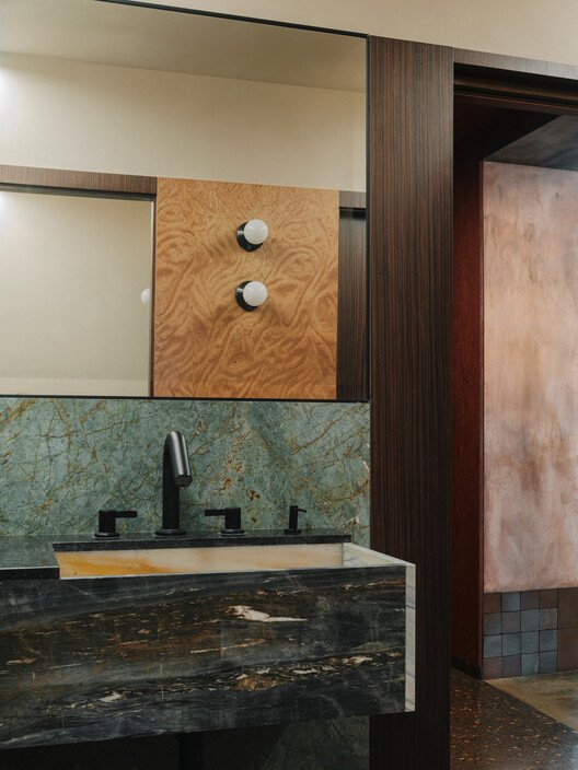 Lopota Resepsiyonu: Cam, Doğa ve Belleğin İzinde Bir Mimari Hikaye