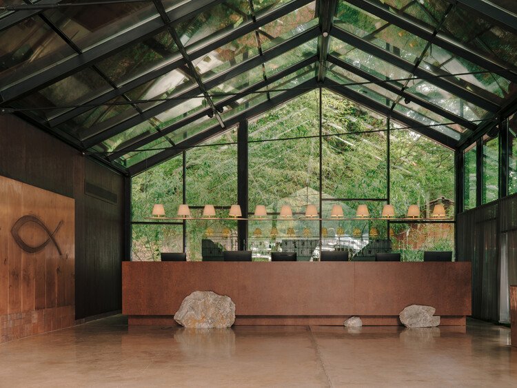 Lopota Resepsiyonu: Cam, Doğa ve Belleğin İzinde Bir Mimari Hikaye