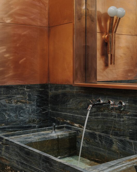 Lopota Resepsiyonu: Cam, Doğa ve Belleğin İzinde Bir Mimari Hikaye