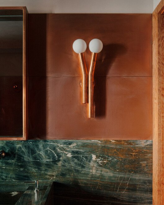 Lopota Resepsiyonu: Cam, Doğa ve Belleğin İzinde Bir Mimari Hikaye