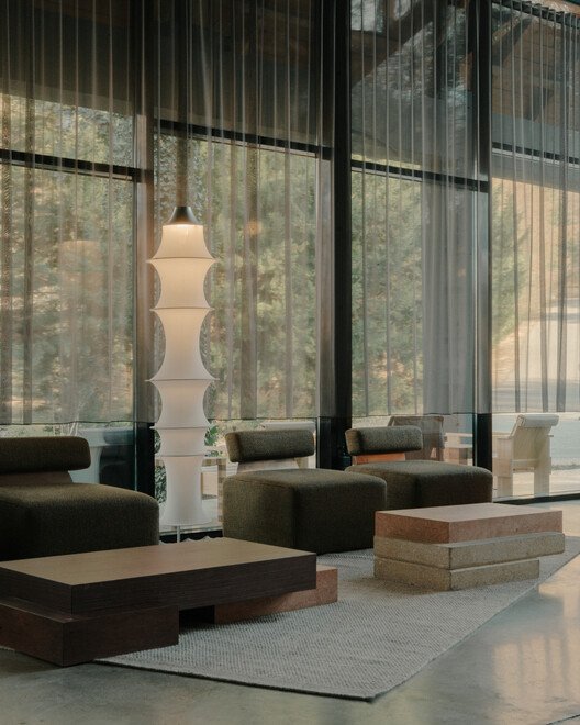 Lopota Resepsiyonu: Cam, Doğa ve Belleğin İzinde Bir Mimari Hikaye