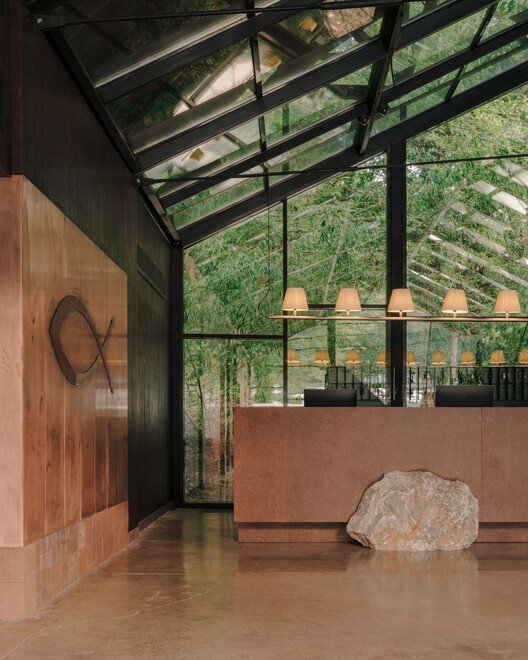 Lopota Resepsiyonu: Cam, Doğa ve Belleğin İzinde Bir Mimari Hikaye