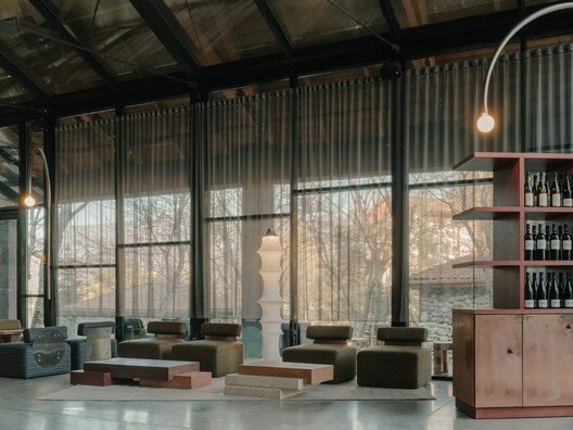 Lopota Resepsiyonu: Cam, Doğa ve Belleğin İzinde Bir Mimari Hikaye