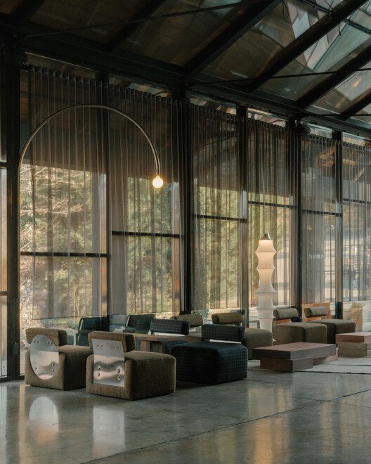 Lopota Resepsiyonu: Cam, Doğa ve Belleğin İzinde Bir Mimari Hikaye