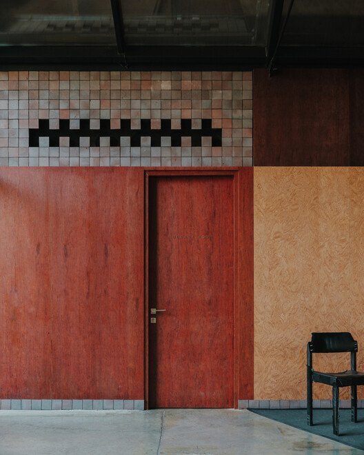 Lopota Resepsiyonu: Cam, Doğa ve Belleğin İzinde Bir Mimari Hikaye