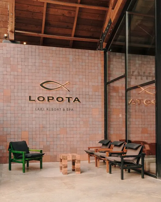 Lopota Resepsiyonu: Cam, Doğa ve Belleğin İzinde Bir Mimari Hikaye