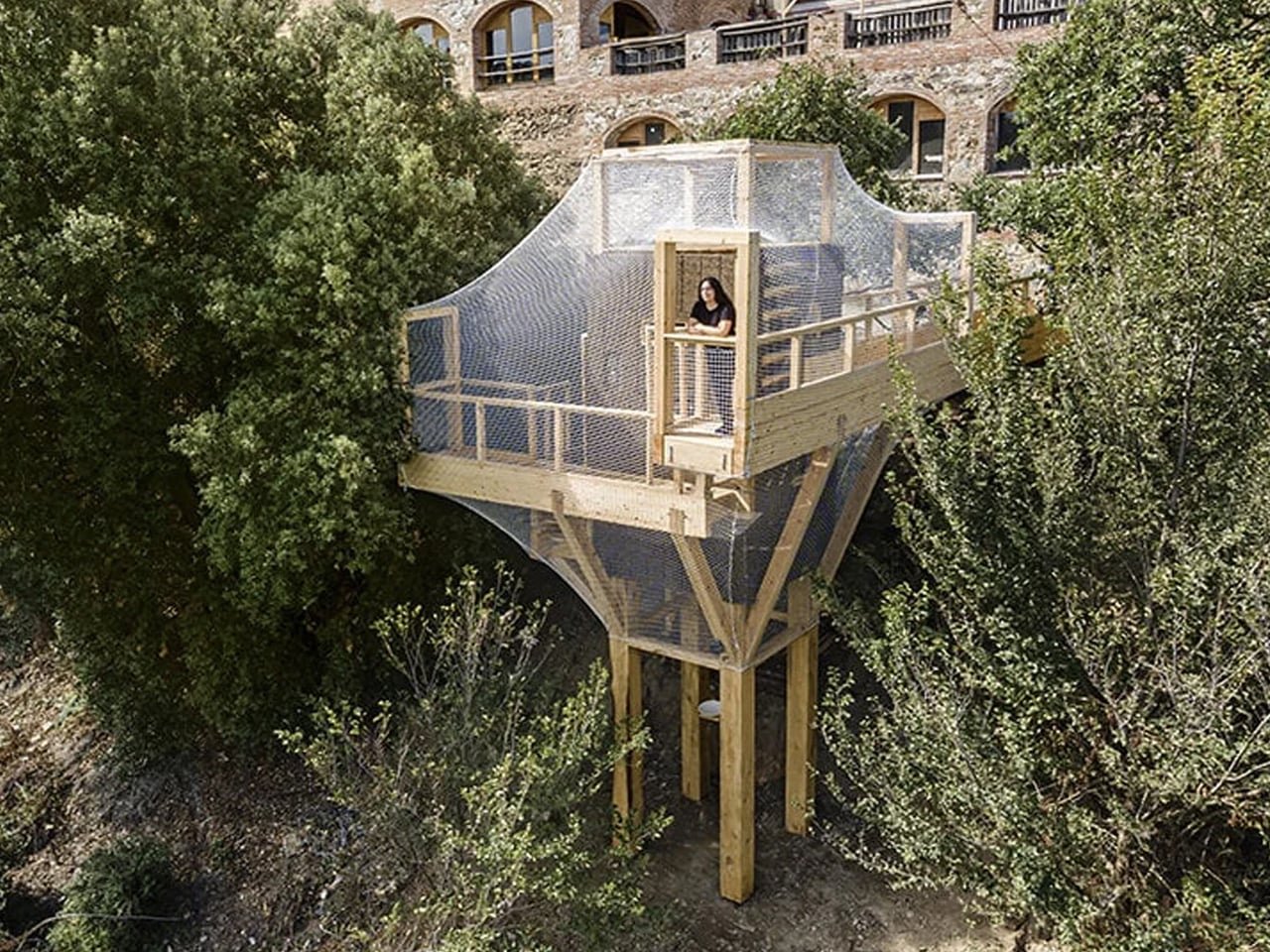 İtalya'da Piramidal Çatılı Terakota Kümeleriyle Anaokulu Tasarımı