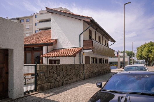 Álvaro Siza'nın İlk Eseri: Casa d'Abreu Neto'nun Zamansız Yenilenmesi