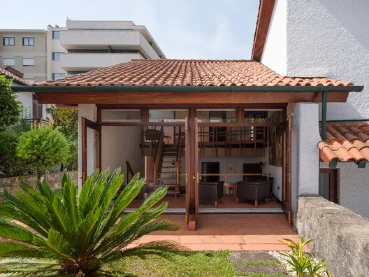 Álvaro Siza'nın İlk Eseri: Casa d'Abreu Neto'nun Zamansız Yenilenmesi