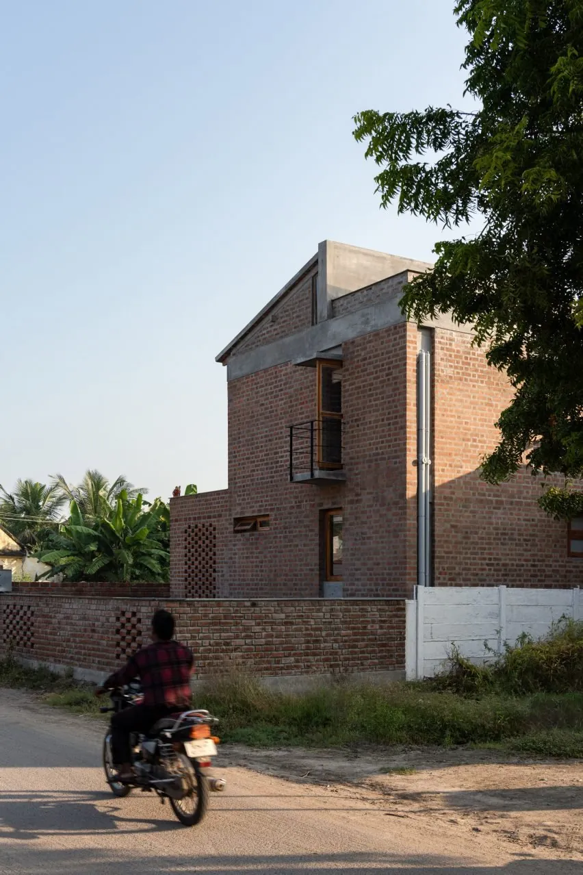 Madras Spaces: Azla Yetinen Sürdürülebilir Bir Kırsal Ev Tasarımı