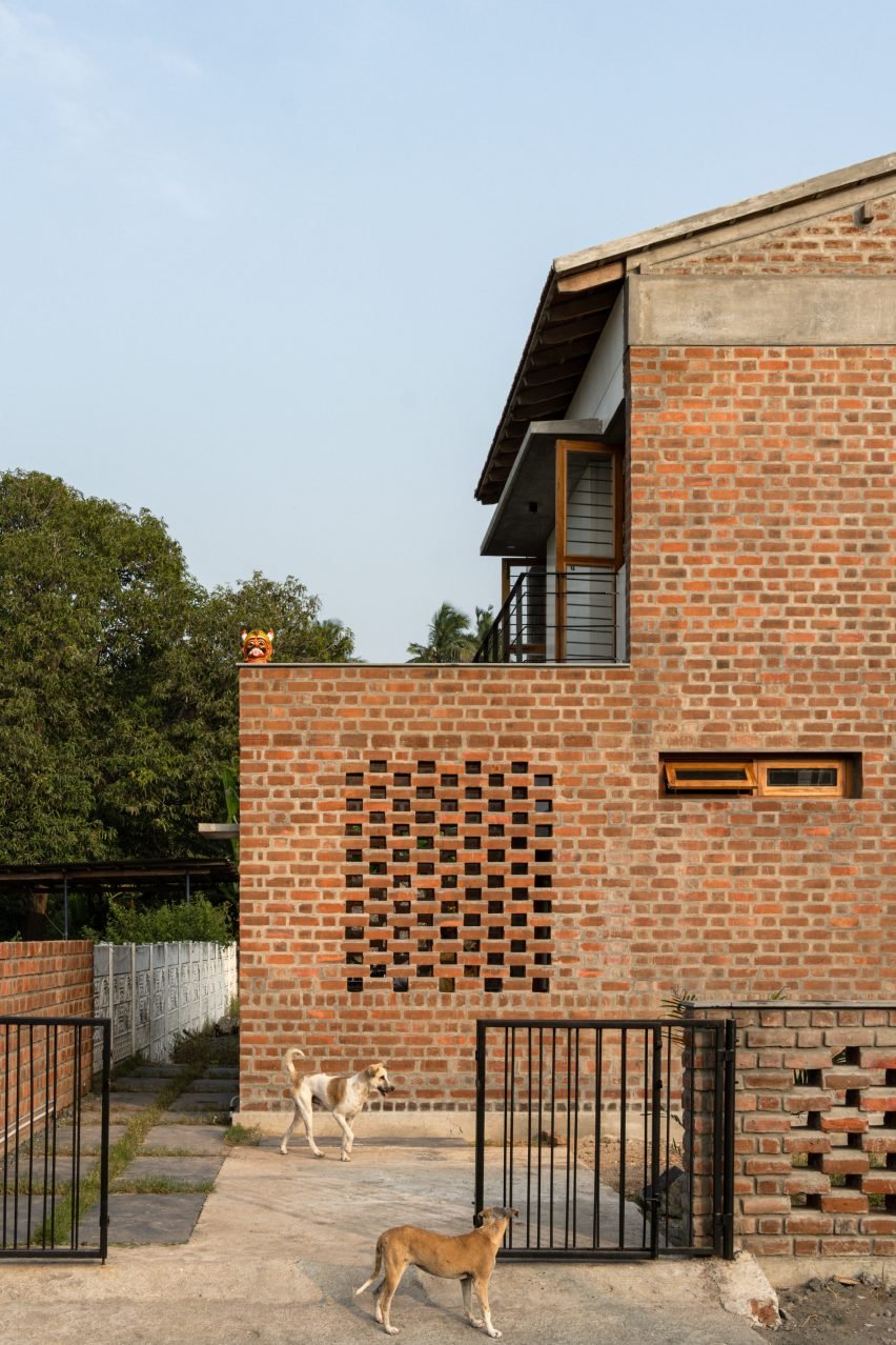 Madras Spaces: Azla Yetinen Sürdürülebilir Bir Kırsal Ev Tasarımı