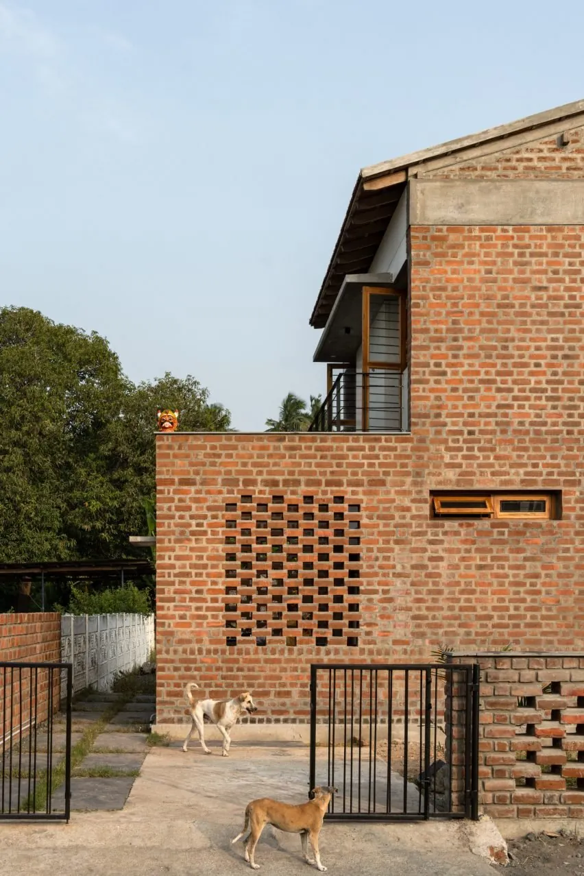 Madras Spaces: Azla Yetinen Sürdürülebilir Bir Kırsal Ev Tasarımı