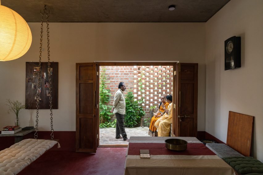 Madras Spaces: Azla Yetinen Sürdürülebilir Bir Kırsal Ev Tasarımı