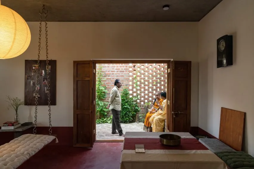 Madras Spaces: Azla Yetinen Sürdürülebilir Bir Kırsal Ev Tasarımı