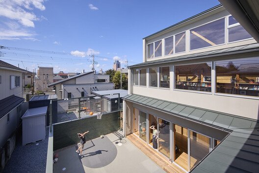 HAGISO: Maebashi'de Aile Zamanını Saran Kavisli Bir Ev