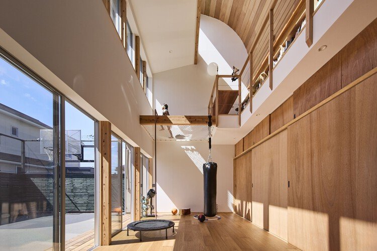 Maebashi&rsquo;de Aile Zamanını Kucaklayan Kavisli Bir Ev: HAGISO