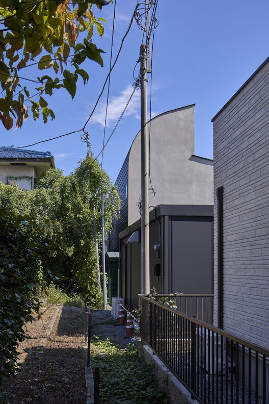 HAGISO: Maebashi'de Aile Zamanını Saran Kavisli Bir Ev