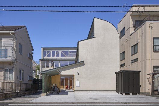 Maebashi&rsquo;de Aile Zamanını Kucaklayan Kavisli Bir Ev: HAGISO