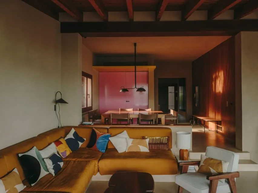 Mallorca’da Barragán İzleri: Holzrausch ile Canlanan Renkli Tatil Evi
