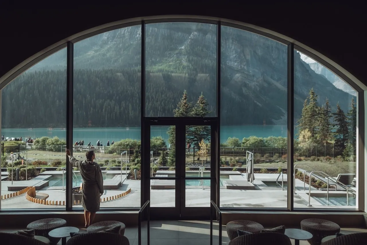 Matteo Thun, Lake Louise'i Buzul Sularla Doğaya Entegre Ediyor