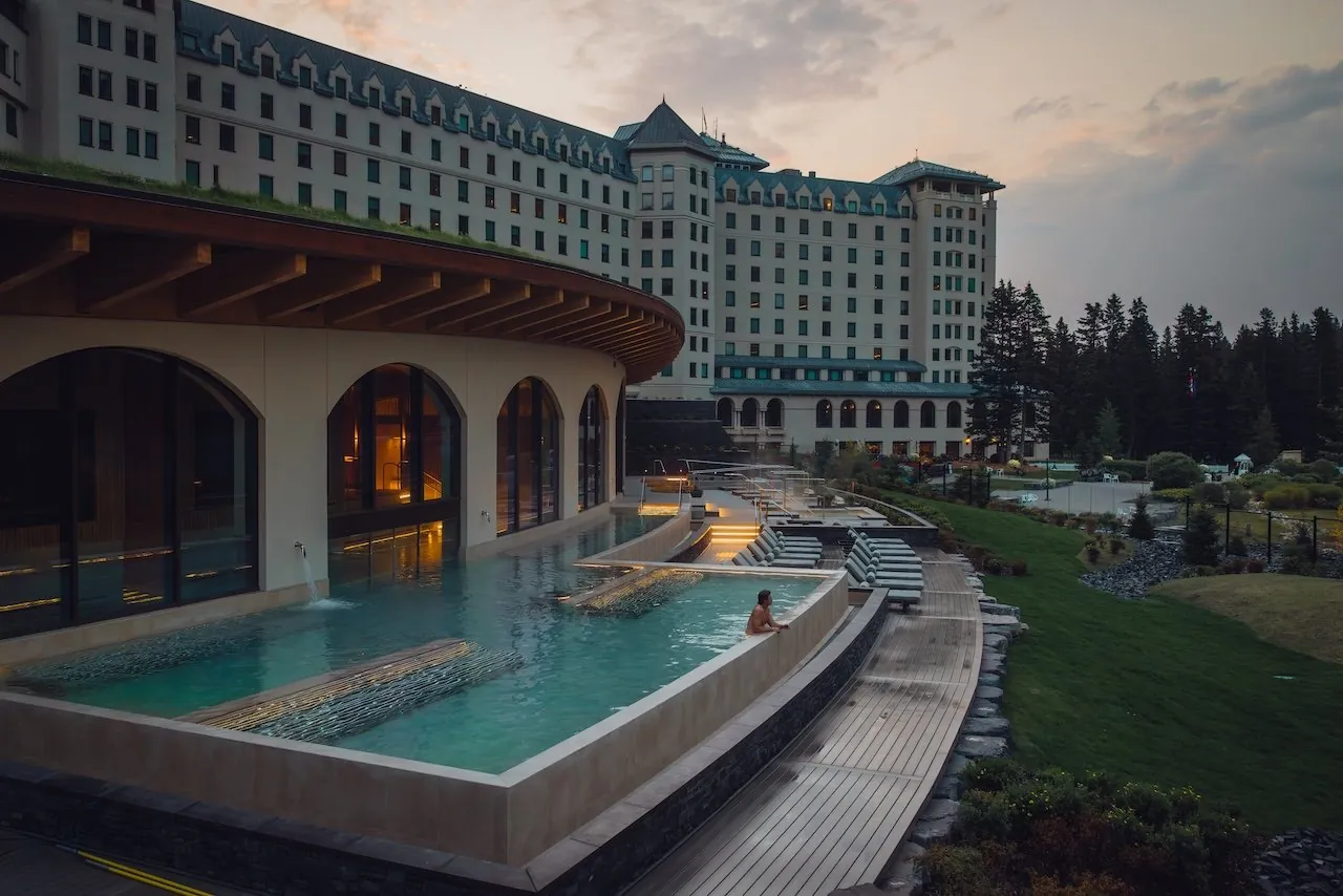 Matteo Thun, Lake Louise'i Buzul Sularla Doğaya Entegre Ediyor