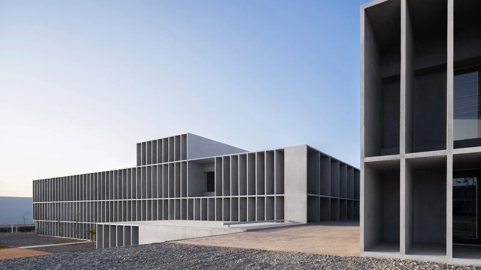 Málaga Üniversitesi&rsquo;nde Modern Bir Manastır: Beton ve Avlularla Kimlik