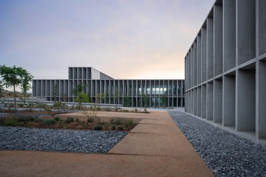 Málaga Üniversitesi'nde Modern Bir Manastır: Beton ve Avlularla Kimlik