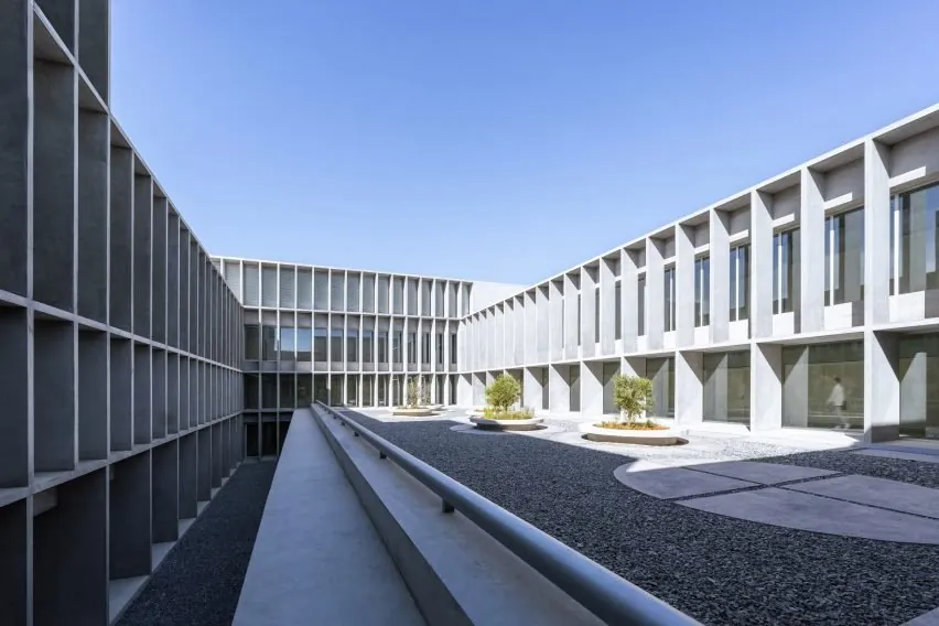 Málaga Üniversitesi'nde Modern Bir Manastır: Beton ve Avlularla Kimlik