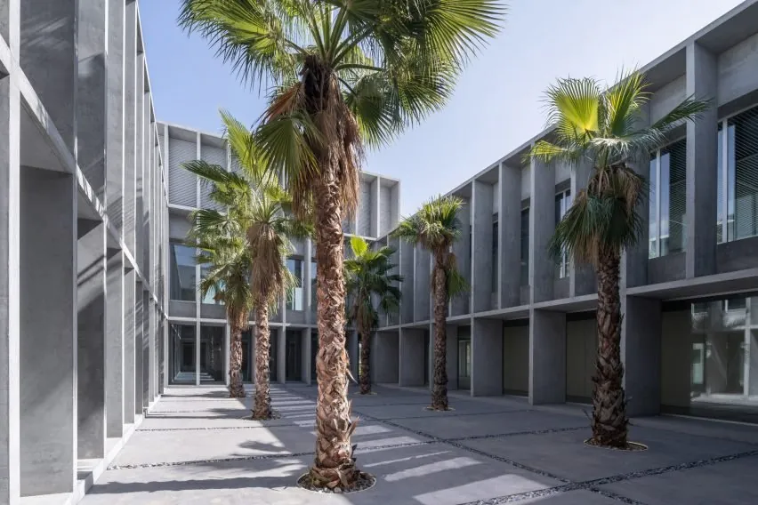 Málaga Üniversitesi'nde Modern Bir Manastır: Beton ve Avlularla Kimlik