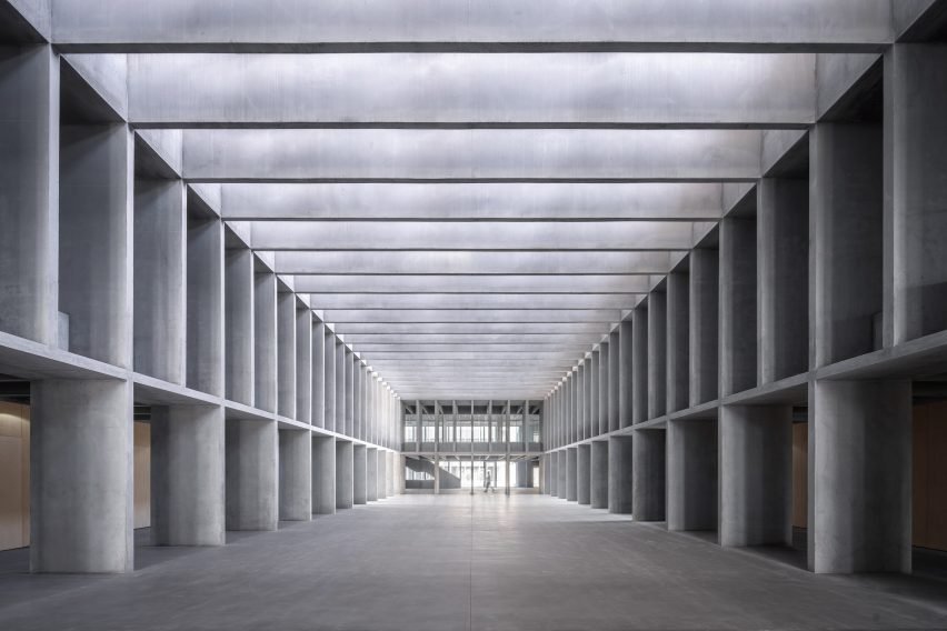 Málaga Üniversitesi'nde Modern Bir Manastır: Beton ve Avlularla Kimlik