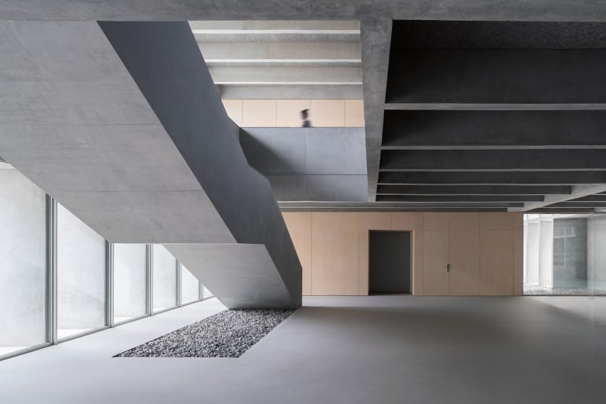 Málaga Üniversitesi'nde Modern Bir Manastır: Beton ve Avlularla Kimlik