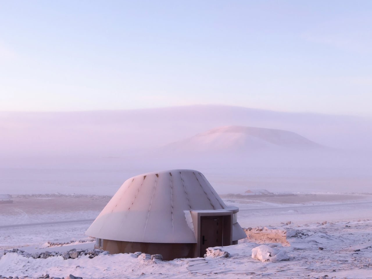 Doğayı İyileştiren Tasarım: Moğolistan'ın Volkanik Kalbindeki Otel