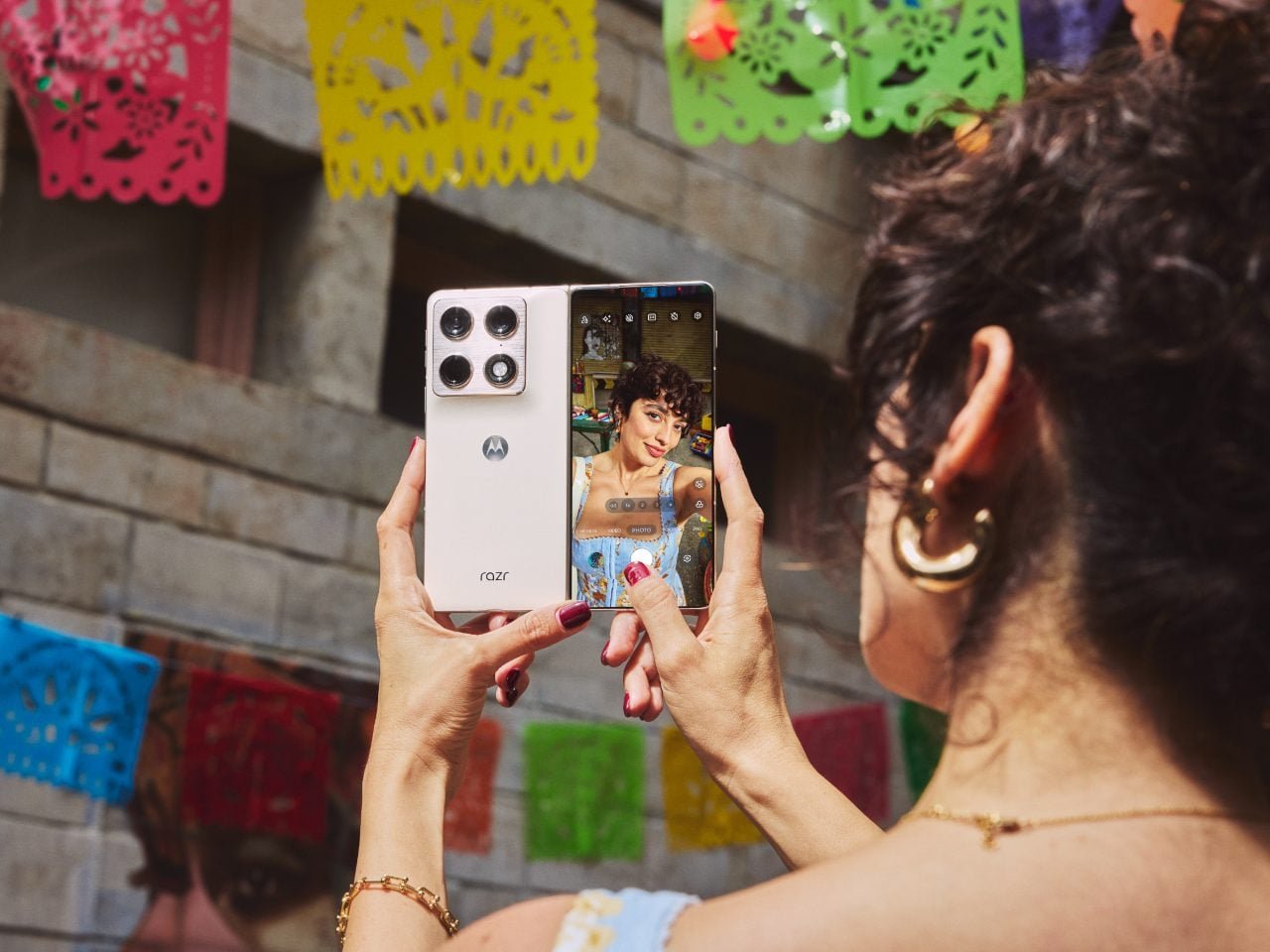 Motorola razr fold: #1 Kameralı İlk Kitap Tipi Katlanabilir Telefon