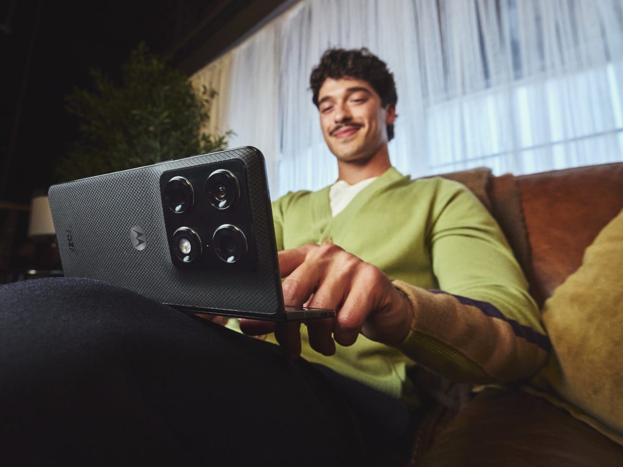 Motorola razr fold: #1 Kameralı İlk Kitap Tipi Katlanabilir Telefon