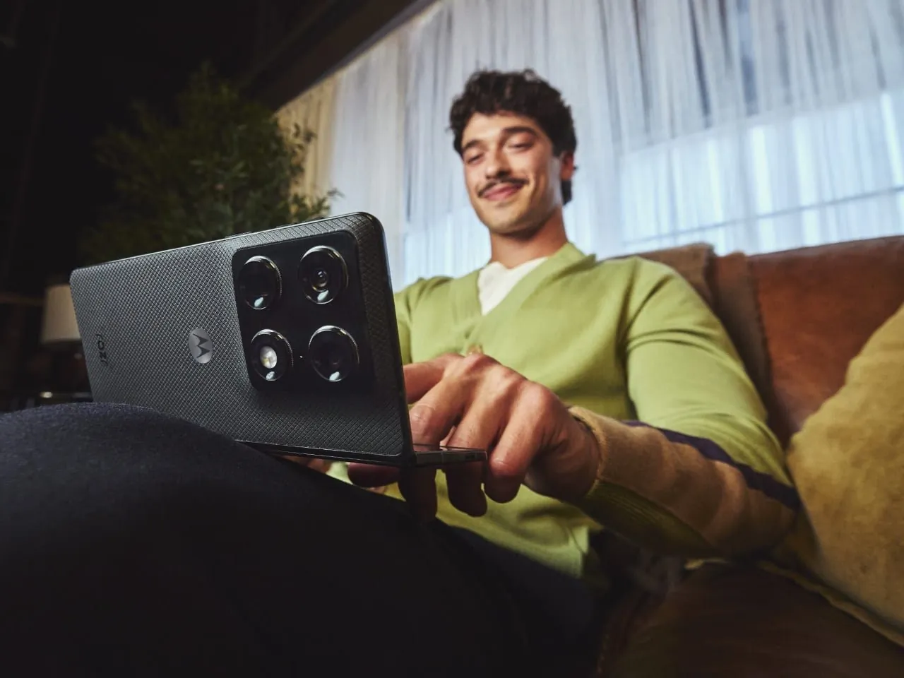 Motorola razr fold: #1 Kameralı İlk Kitap Tipi Katlanabilir Telefon