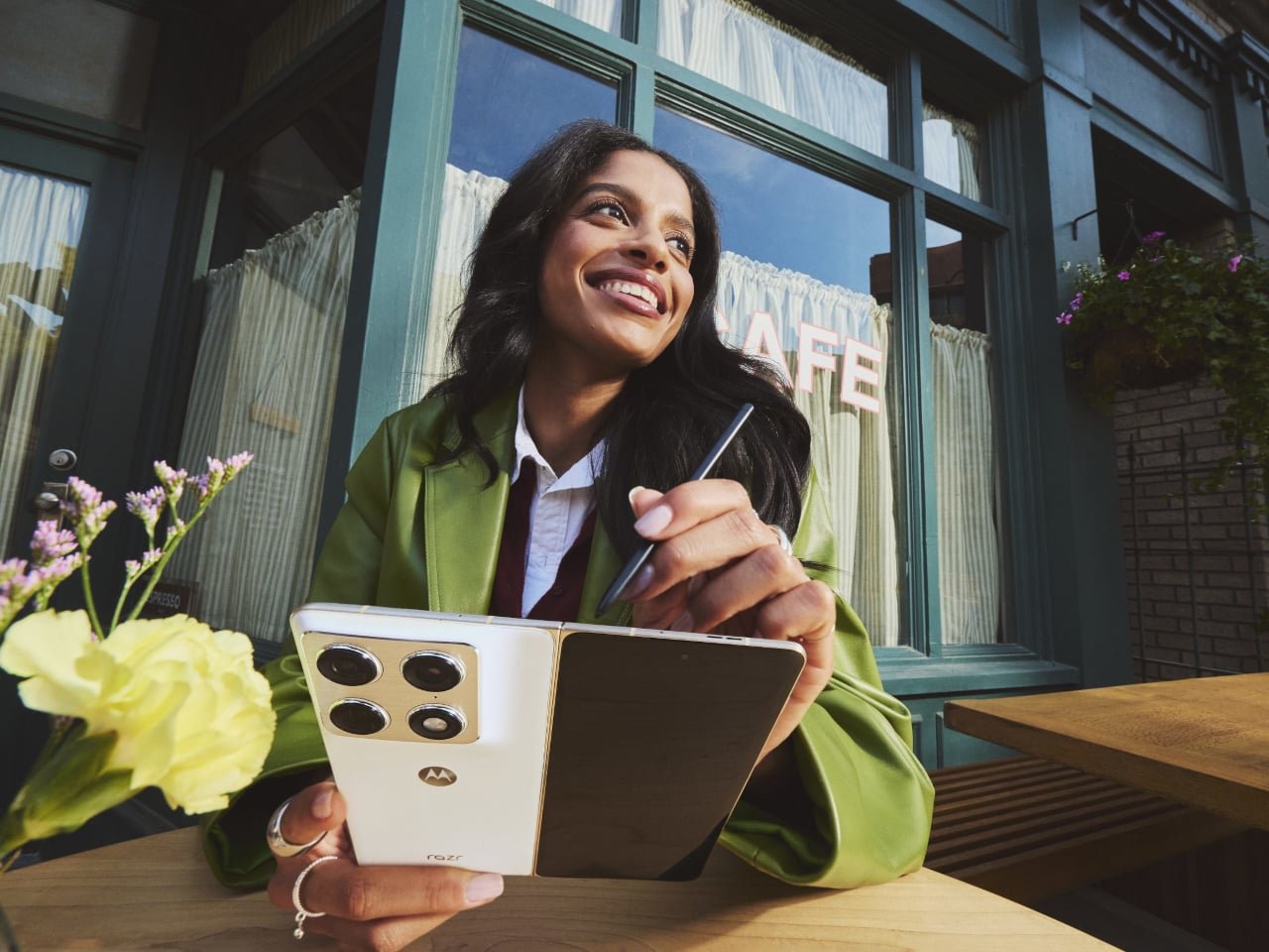 Motorola razr fold: #1 Kameralı İlk Kitap Tipi Katlanabilir Telefon