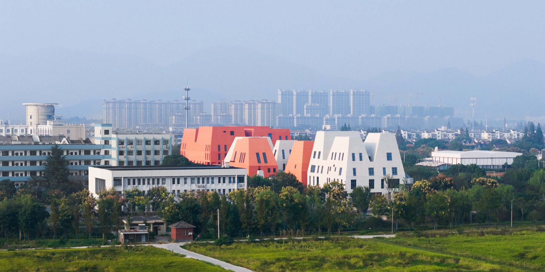 Nehir Kıyısında Mimari Bir Şiir: Daixi'nin Kırmızı-Beyaz Kompleksi