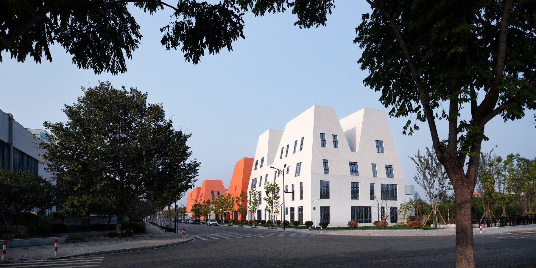 Nehir Kıyısında Mimari Bir Şiir: Daixi'nin Kırmızı-Beyaz Kompleksi