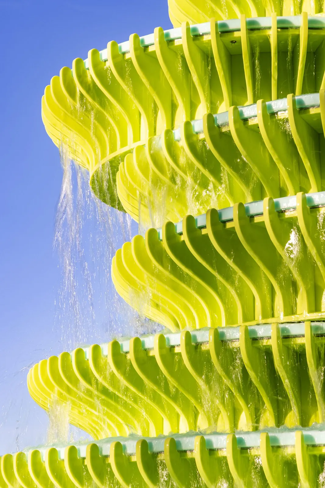 Neon'dan "The Fountain": Londra'da Toplulukları Birleştiren Yeşil Bir Vaha