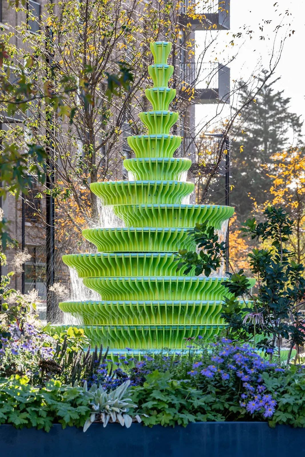 Neon'dan "The Fountain": Londra'da Toplulukları Birleştiren Yeşil Bir Vaha