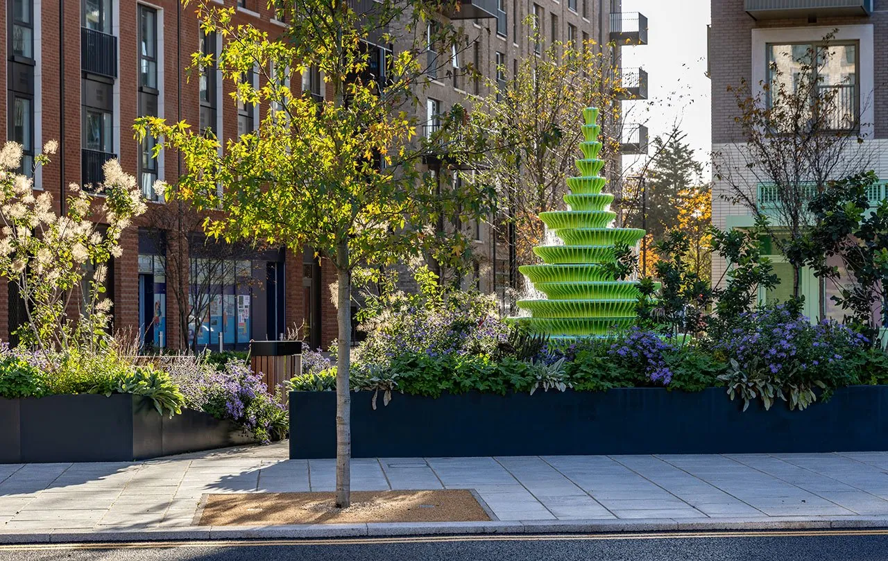 Neon'dan "The Fountain": Londra'da Toplulukları Birleştiren Yeşil Bir Vaha